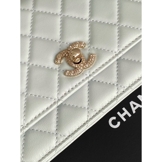 730 Drill Buckle Shining thousand gold Chanel Drill Buckle The real thing is really absolutely beautiful thousand gold both look and feel more exquisite than ever Chain holes and the letters on the metal bar are this with small diamonds in different light