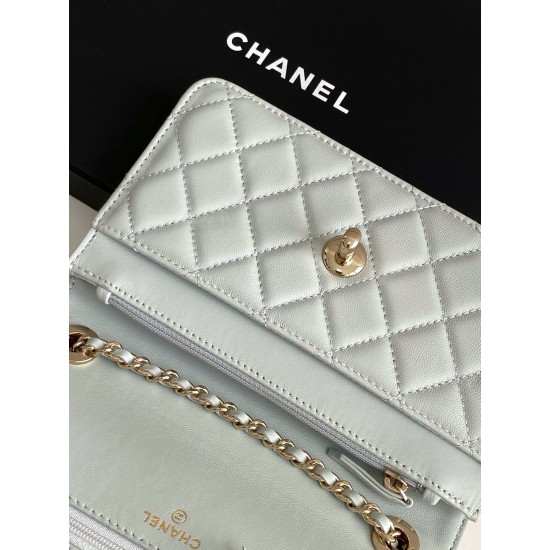 730 Drill Buckle Shining thousand gold Chanel Drill Buckle The real thing is really absolutely beautiful thousand gold both look and feel more exquisite than ever Chain holes and the letters on the metal bar are this with small diamonds in different light