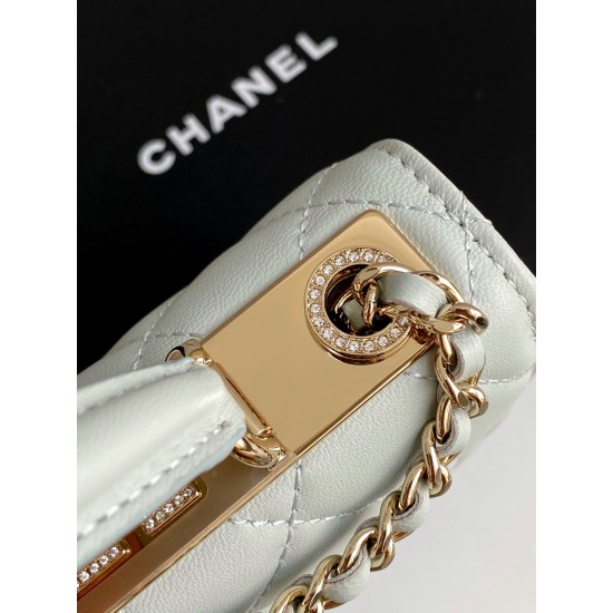 730 Drill Buckle Shining thousand gold Chanel Drill Buckle The real thing is really absolutely beautiful thousand gold both look and feel more exquisite than ever Chain holes and the letters on the metal bar are this with small diamonds in different light