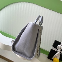 680 Chanel beach bag shopping bag made of material cotton production calfskin and metal collocation in the era of small waste bag to kill the big bag said fashion is a circle to turn around and come back, however, chanel and give it more texture and fashi