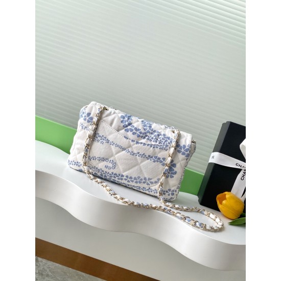 730 25M The color scheme of this season's beach bag simply kills crazy gentle orchid color like spring cherry blossoms falling romantic and sweet and whiny blue and white color scheme summer flavor full of star R print denim over gold metal collision simp