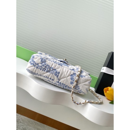 730 25M The color scheme of this season's beach bag simply kills crazy gentle orchid color like spring cherry blossoms falling romantic and sweet and whiny blue and white color scheme summer flavor full of star R print denim over gold metal collision simp