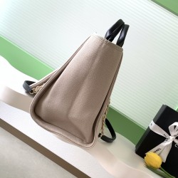 680 Chanel beach bag shopping bag made of material cotton production calfskin and metal collocation in the era of small waste bag to kill the big bag said fashion is a circle to turn around and come back, however, chanel and give it more texture and fashi