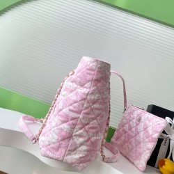 780 25M The color scheme of this season's beach bag is simply killing crazy gentle pink like spring cherry blossoms falling romantic and sweet and whine pink and white color scheme summer flavor full of star R print denim over gold metal collision simple 