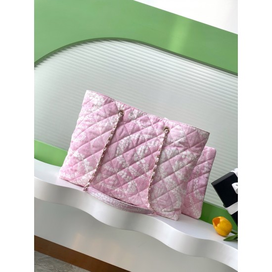 780 25M The color scheme of this season's beach bag is simply killing crazy gentle pink like spring cherry blossoms falling romantic and sweet and whine pink and white color scheme summer flavor full of star R print denim over gold metal collision simple 