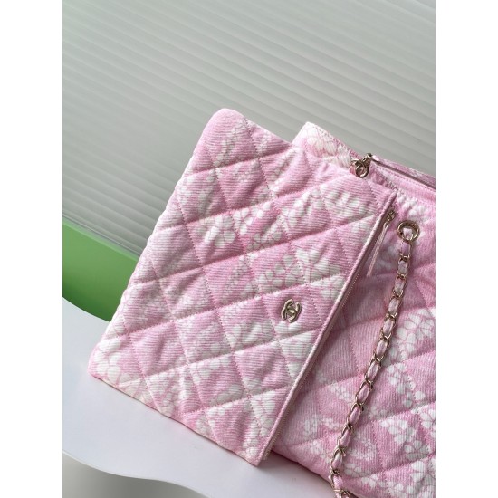 780 25M The color scheme of this season's beach bag is simply killing crazy gentle pink like spring cherry blossoms falling romantic and sweet and whine pink and white color scheme summer flavor full of star R print denim over gold metal collision simple 