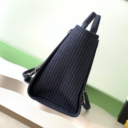 750 Chanel beach bag shopping bag made of material cotton production calfskin and metal collocation in the era of small waste bag to kill off the big bag said fashion is a circle turn a circle and come back, however, chanel and give it more texture and fa