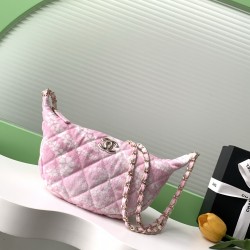 700 25M The color scheme of this season's beach bag is simply killing crazy gentle pink like spring cherry blossoms falling romantic and sweet and whine pink and white color scheme summer flavor full of star R print denim over gold metal collision simple 