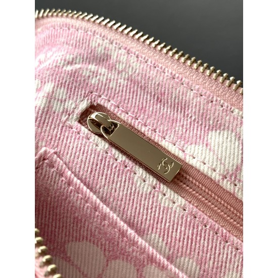 700 25M The color scheme of this season's beach bag is simply killing crazy gentle pink like spring cherry blossoms falling romantic and sweet and whine pink and white color scheme summer flavor full of star R print denim over gold metal collision simple 