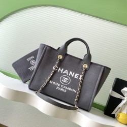 660 Chanel beach bag shopping bag made of cotton material calfskin and metal collocation in the era of small waste bag to kill the big bag said that fashion is a circle to turn around and come back, however, chanel and give it more texture and fashion sen