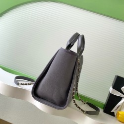 660 Chanel beach bag shopping bag made of cotton material calfskin and metal collocation in the era of small waste bag to kill the big bag said that fashion is a circle to turn around and come back, however, chanel and give it more texture and fashion sen