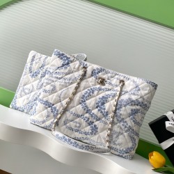 780 25M The color scheme of this season's beach bag is simply killing crazy gentle orchid like spring cherry blossoms falling romantic and sweet and whiny blue and white color scheme summer flavor full of star R print denim over gold metal collision simpl