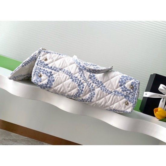 780 25M The color scheme of this season's beach bag is simply killing crazy gentle orchid like spring cherry blossoms falling romantic and sweet and whiny blue and white color scheme summer flavor full of star R print denim over gold metal collision simpl