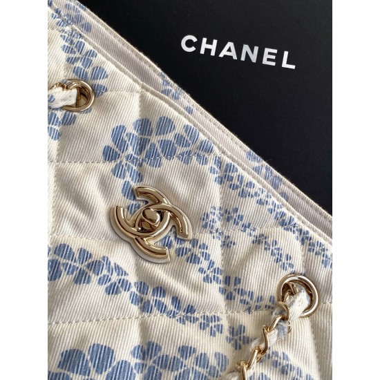 780 25M The color scheme of this season's beach bag is simply killing crazy gentle orchid like spring cherry blossoms falling romantic and sweet and whiny blue and white color scheme summer flavor full of star R print denim over gold metal collision simpl