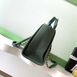 660 Chanel beach bag shopping bag made of cotton material calfskin and metal collocation in the era of small waste bag to kill the big bag said that fashion is a circle to turn around and come back, however, chanel and give it more texture and fashion sen