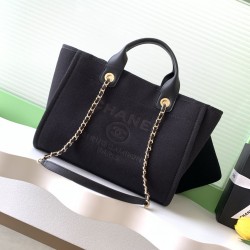 660 Chanel beach bag shopping bag made of cotton material calfskin and metal collocation in the era of small waste bag to kill the big bag said that fashion is a circle to turn around and come back, however, chanel and give it more texture and fashion sen