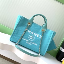 660 Chanel beach bag shopping bag made of cotton material calfskin and metal collocation in the era of small waste bag to kill the big bag said that fashion is a circle to turn around and come back, however, chanel and give it more texture and fashion sen