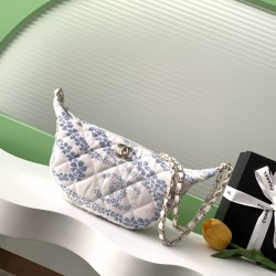 700 25M The color scheme of this season's beach bag is simply killing the crazy gentle orchid colors like spring cherry blossoms falling romantic and sweet and whine orchid white color scheme summer flavor full of star R print denim over gold metal collis