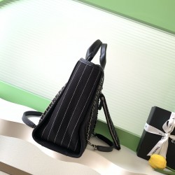 780 23P beach bag shopping bag made of material cotton made of calfskin and silver metal collocation in the era of the small waste bag to kill the big bag said fashion is a circle turn around and back again, however, chanel has given it more texture and f