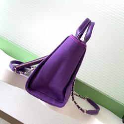 660 Chanel beach bag shopping bag made of cotton material calfskin and metal collocation in the era of small waste bag to kill the big bag said that fashion is a circle to turn around and come back, however, chanel and give it more texture and fashion sen