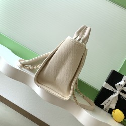 660 Chanel beach bag shopping bag made of cotton material calfskin and metal collocation in the era of small waste bag to kill the big bag said that fashion is a circle to turn around and come back, however, chanel and give it more texture and fashion sen