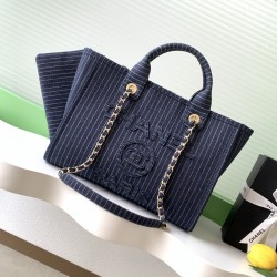 730 Chanel beach bag shopping bag made of material cotton production calfskin and metal collocation in the era of small waste bag to kill the big bag said fashion is a circle to turn around and come back, however, chanel and give it more texture and fashi