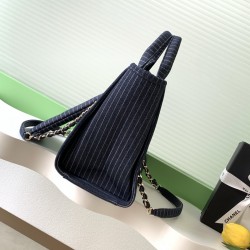 730 Chanel beach bag shopping bag made of material cotton production calfskin and metal collocation in the era of small waste bag to kill the big bag said fashion is a circle to turn around and come back, however, chanel and give it more texture and fashi