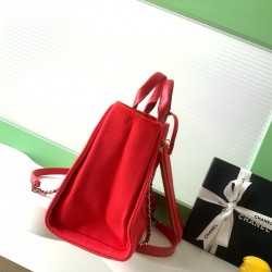 660 Chanel beach bag shopping bag made of cotton material calfskin and metal collocation in the era of small waste bag to kill the big bag said that fashion is a circle to turn around and come back, however, chanel and give it more texture and fashion sen