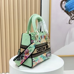 450Original Embroidery Lady five compartments spot embroidery toffee Tote limited series Puglia idyllic theme of high-grade hardware craftsmanship sense of full display of early spring fluttering style full of poetic and new spring breathsize24cm Model 99