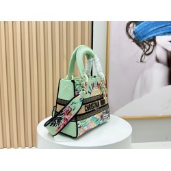 450Original Embroidery Lady five compartments spot embroidery toffee Tote limited series Puglia idyllic theme of high-grade hardware craftsmanship sense of full display of early spring fluttering style full of poetic and new spring breathsize24cm Model 99