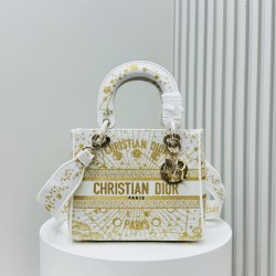 450Original Embroidery Lady five compartments spot embroidery toffee Tote limited series Puglia idyllic theme of high-grade hardware craftsmanship sense of full display of early spring fluttering style full of poetic and new spring breathsize24cm Model 99