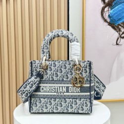 450Original Embroidery Lady five compartments spot embroidery toffee Tote limited series Puglia idyllic theme of high-grade hardware craftsmanship sense of full display of early spring fluttering style full of poetic and new spring breathsize24cm Model 99