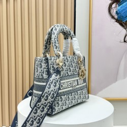 450Original Embroidery Lady five compartments spot embroidery toffee Tote limited series Puglia idyllic theme of high-grade hardware craftsmanship sense of full display of early spring fluttering style full of poetic and new spring breathsize24cm Model 99