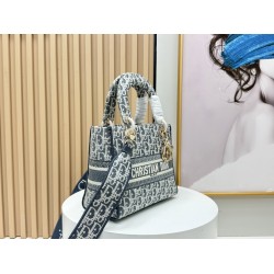 450Original Embroidery Lady five compartments spot embroidery toffee Tote limited series Puglia idyllic theme of high-grade hardware craftsmanship sense of full display of early spring fluttering style full of poetic and new spring breathsize24cm Model 99