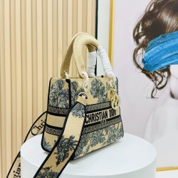 450Original Embroidery Lady five compartments spot embroidery toffee Tote limited series Puglia idyllic theme of high-grade hardware craftsmanship sense of full display of early spring fluttering style full of poetic and new spring breathsize24cm Model 99