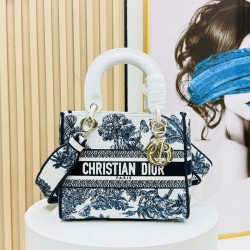 450Original Embroidery Lady five compartments spot embroidery toffee Tote limited series Puglia idyllic theme of high-grade hardware craftsmanship sense of full display of early spring fluttering style full of poetic and new spring breathsize24cm Model 99