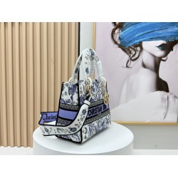 450Original Embroidery Lady five compartments spot embroidery toffee Tote limited series Puglia idyllic theme of high-grade hardware craftsmanship sense of full display of early spring fluttering style full of poetic and new spring breathsize24cm Model 99