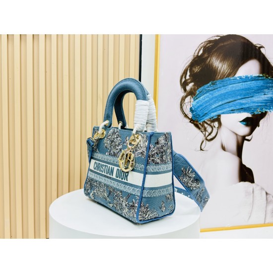 450Original Embroidery Lady five compartments spot embroidery toffee Tote limited series Puglia idyllic theme of high-grade hardware craftsmanship sense of full display of early spring fluttering style full of poetic and new spring breathsize24cm Model 99