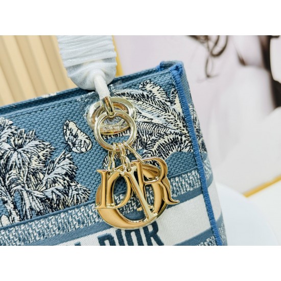 450Original Embroidery Lady five compartments spot embroidery toffee Tote limited series Puglia idyllic theme of high-grade hardware craftsmanship sense of full display of early spring fluttering style full of poetic and new spring breathsize24cm Model 99