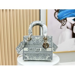 450Original Embroidery Lady five compartments spot embroidery toffee Tote limited series Puglia idyllic theme of high-grade hardware craftsmanship sense of full display of early spring fluttering style full of poetic and new spring breathsize24cm Model 99