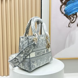 450Original Embroidery Lady five compartments spot embroidery toffee Tote limited series Puglia idyllic theme of high-grade hardware craftsmanship sense of full display of early spring fluttering style full of poetic and new spring breathsize24cm Model 99