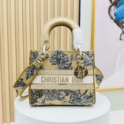 450Original Embroidery Lady five compartments spot embroidery toffee Tote limited series Puglia idyllic theme of high-grade hardware craftsmanship sense of full display of early spring fluttering style full of poetic and new spring breathsize24cm Model 99