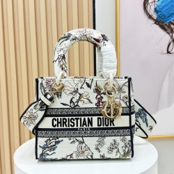 450Original Embroidery Lady five compartments spot embroidery toffee Tote limited series Puglia idyllic theme of high-grade hardware craftsmanship sense of full display of early spring fluttering style full of poetic and new spring breathsize24cm Model 99