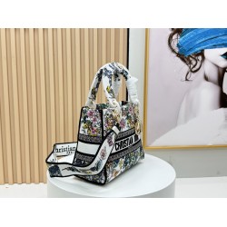 450Original Embroidery Lady five compartments spot embroidery toffee Tote limited series Puglia idyllic theme of high-grade hardware craftsmanship sense of full display of early spring fluttering style full of poetic and new spring breathsize24cm Model 99