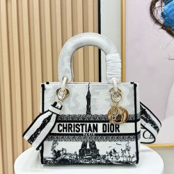 450Original Embroidery Lady five compartments spot embroidery toffee Tote limited series Puglia idyllic theme of high-grade hardware craftsmanship sense of full display of early spring fluttering style full of poetic and new spring breathsize24cm Model 99