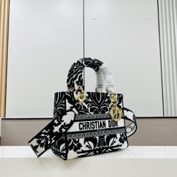 Lot of 450 original single embroidery Lady five frame spot embroidery toffee Tote limited series Puglia idyllic theme of high-grade hardware craft sense of full display of early spring fluttering style full of poetry and the new spring breathsize24cm Mode