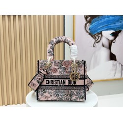 450Original Embroidery Lady five compartments spot embroidery toffee Tote limited series Puglia idyllic theme of high-grade hardware craftsmanship sense of full display of early spring fluttering style full of poetic and new spring breathsize24cm Model 99