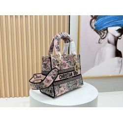 450Original Embroidery Lady five compartments spot embroidery toffee Tote limited series Puglia idyllic theme of high-grade hardware craftsmanship sense of full display of early spring fluttering style full of poetic and new spring breathsize24cm Model 99