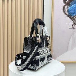 450Original Embroidery Lady five compartments spot embroidery toffee Tote limited series Puglia idyllic theme of high-grade hardware craftsmanship sense of full display of early spring fluttering style full of poetic and new spring breathsize24cm Model 99