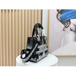 450Original Embroidery Lady five compartments spot embroidery toffee Tote limited series Puglia idyllic theme of high-grade hardware craftsmanship sense of full display of early spring fluttering style full of poetic and new spring breathsize24cm Model 99